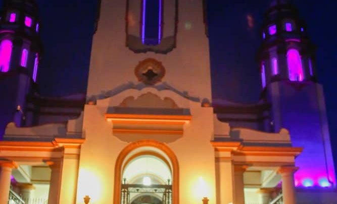Panteón Nacional enciende luz violeta en apoyo a la lucha contra la violencia hacia la mujer