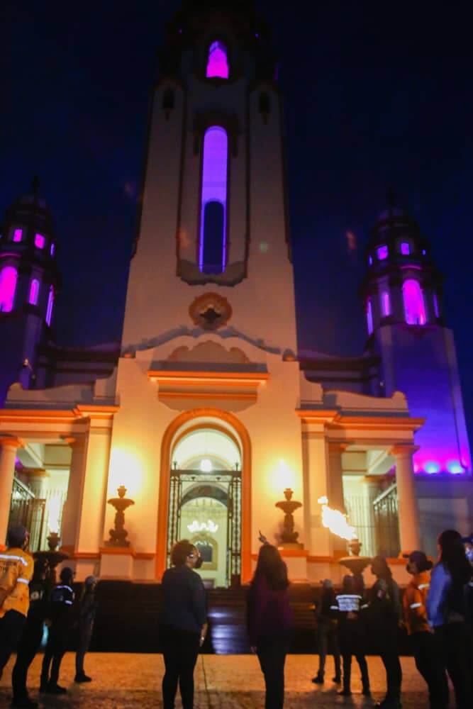 Panteón Nacional enciende luz violeta en apoyo a la lucha contra la violencia hacia la mujer