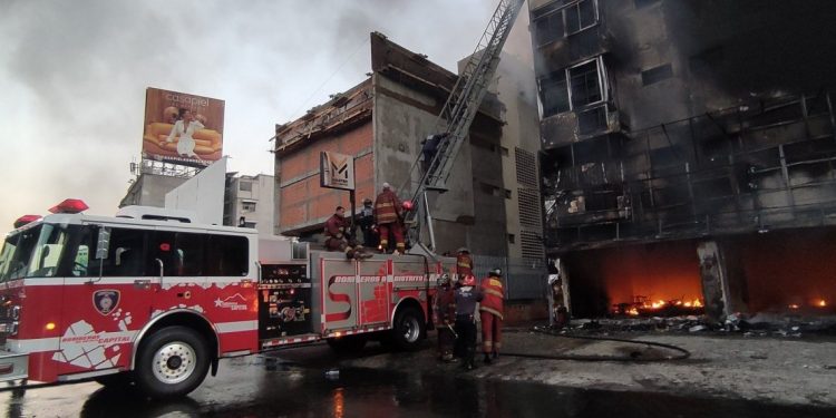 Controlado incendio en bodegón Cine Cittá en Bello Monte