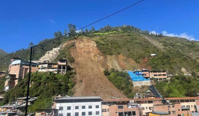 60 viviendas sepultadas por deslizamientos en Perú