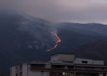 PC combaten incendio en el Waraira Repano