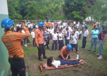 Funcionarios de PC educan a las comunidades