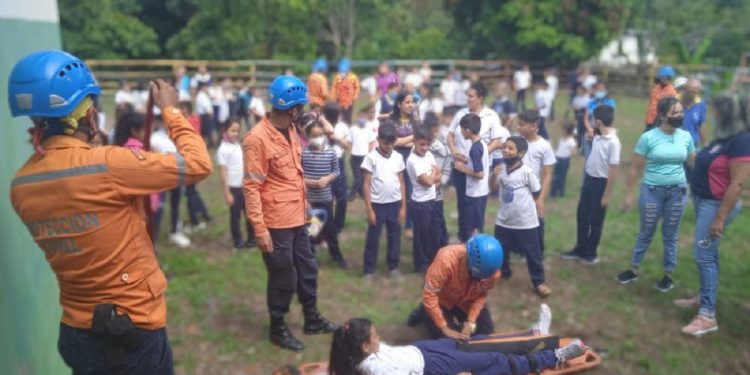 Funcionarios de PC educan a las comunidades