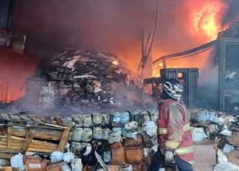 Funcionarios del SNGR controlaron incendio en depósitos del IVSS