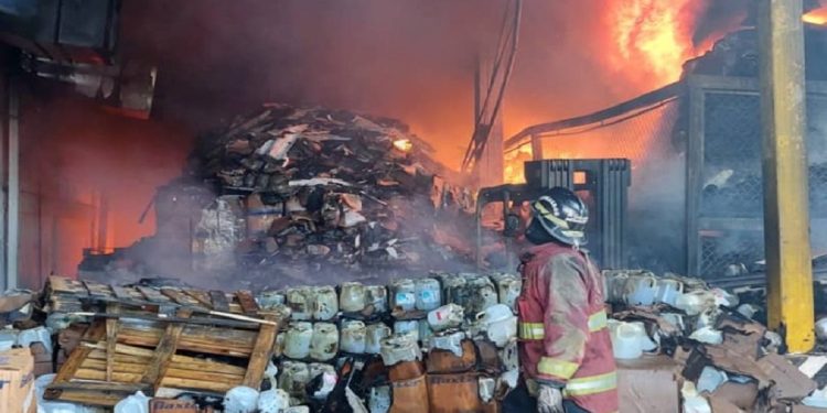 Funcionarios del SNGR controlaron incendio en depósitos del IVSS