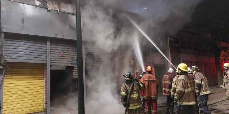 Incendio en el Minicentro Mersur de El Cementerio fue 100% controlado