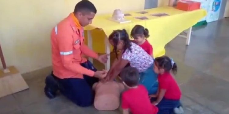 SNGR continúa capacitando a las comunidades en materia preventiva