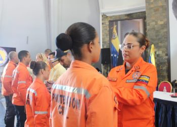 Funcionarios de PC La Guaira y Monagas recibieron condecoraciones