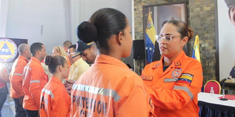 Funcionarios de PC La Guaira y Monagas recibieron condecoraciones