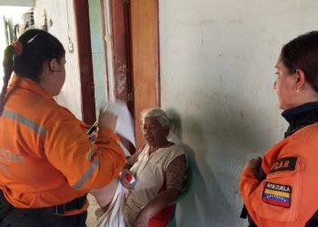 Funcionarias del estado Mérida realizando inspección de vivienda afectada por las lluvias.