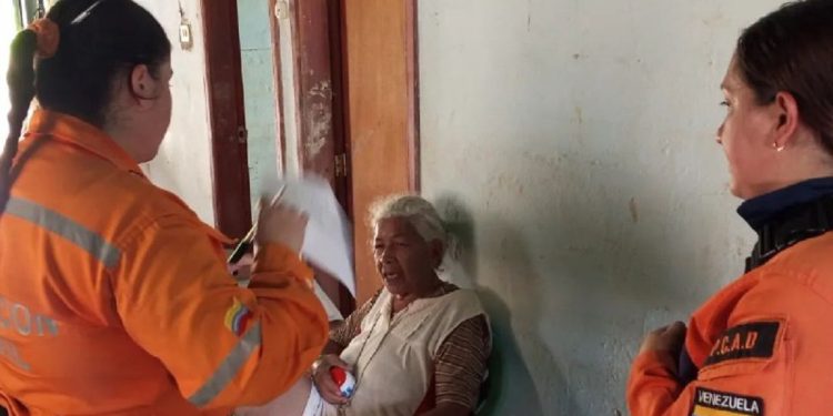 Funcionarias del estado Mérida realizando inspección de vivienda afectada por las lluvias.