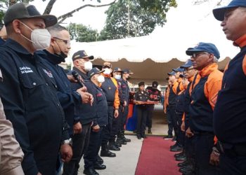 El viceministro para la Gestión de Riesgo y Protección Civil, M/G Carlos Pérez Ampueda acompañó a los trabajadores de Protección Civil y de los Bomberos de Caracas en este significativo acto de entrega de reconocimientos por su servicio, desempeño y asistencia en las referidas entidades