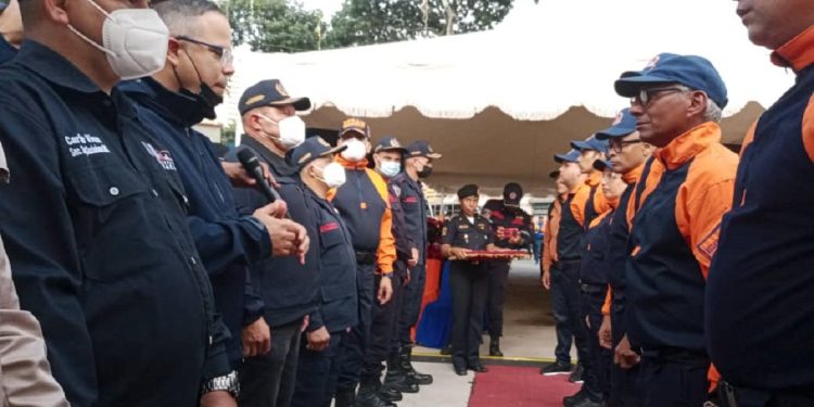 El viceministro para la Gestión de Riesgo y Protección Civil, M/G Carlos Pérez Ampueda acompañó a los trabajadores de Protección Civil y de los Bomberos de Caracas en este significativo acto de entrega de reconocimientos por su servicio, desempeño y asistencia en las referidas entidades