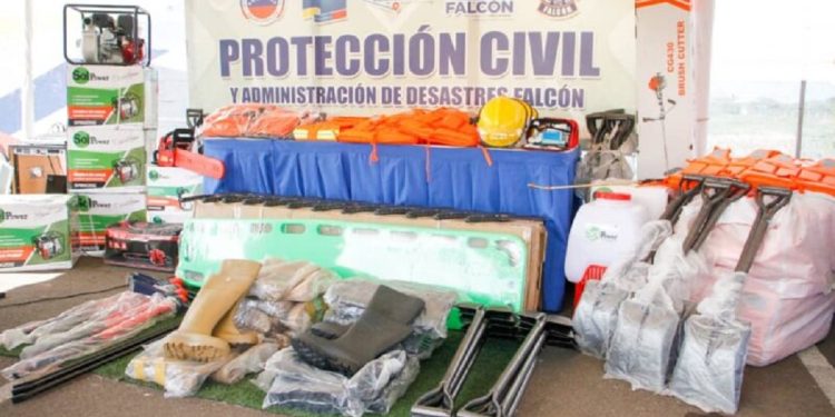 El organismo recibió motobombas, motosierras y desbrozadoras, herramientas de remoción de escombros, equipos de protección personal como cascos, botas, chalecos salvavidas, ponchos, bolsos de primeros auxilios, entre otros.