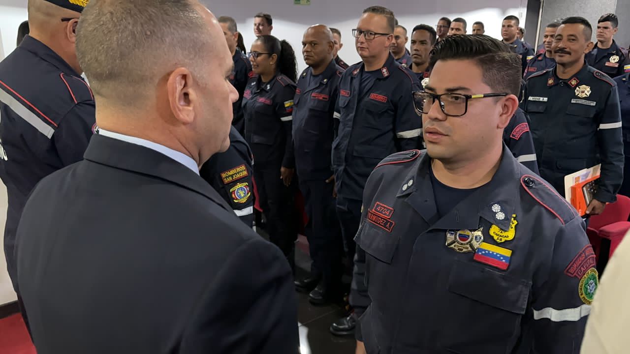 Certifican a funcionarios que aprobaron curso