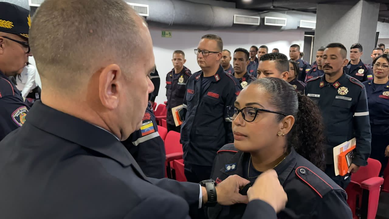Certifican a funcionarios bomberiles