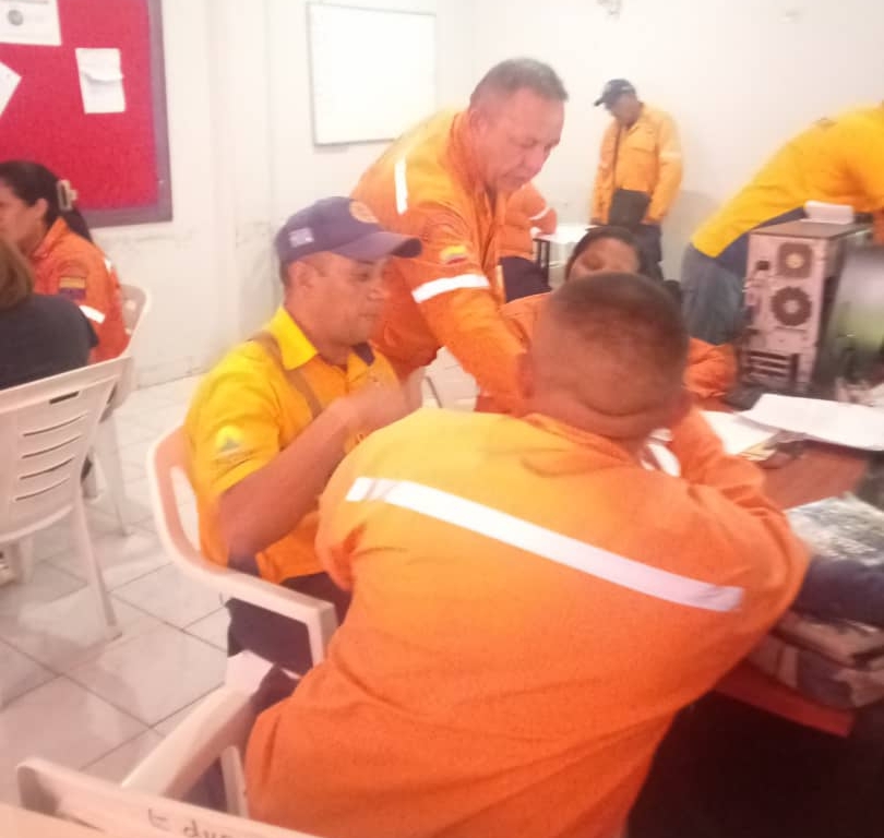 Funcionarios capacitándose
