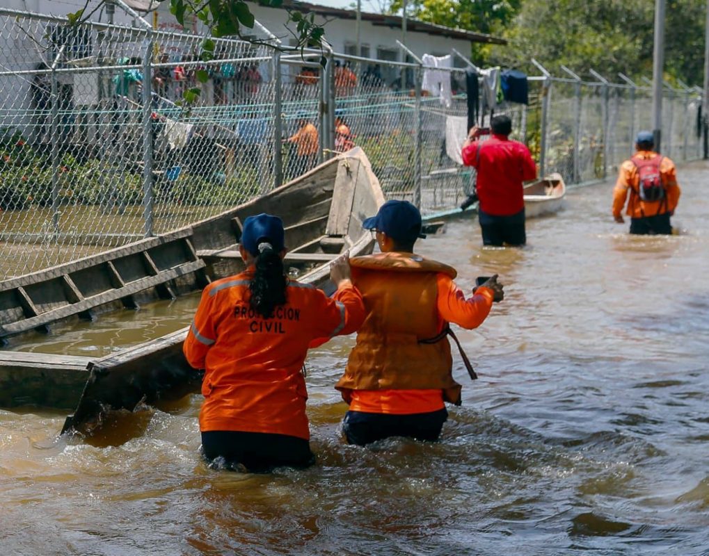 Funcionarios trabajando durante el periodo de lluvias