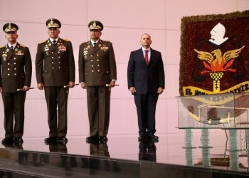 autoridades rinden honor al tricolor nacional