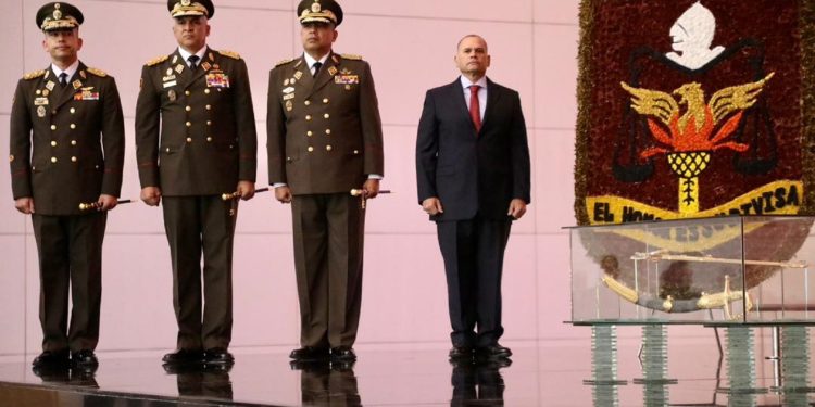 autoridades rinden honor al tricolor nacional