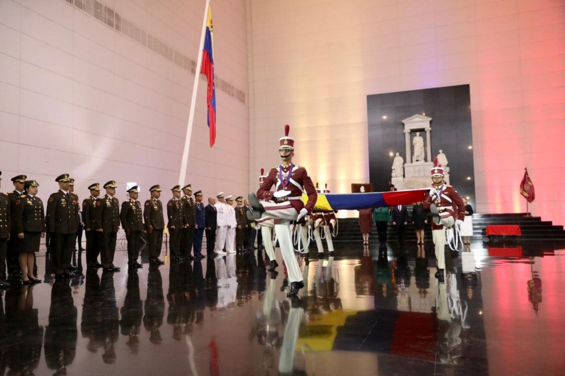 traslado del Pabellon Nacional al asta, para lla izada por el Día de la Bandera