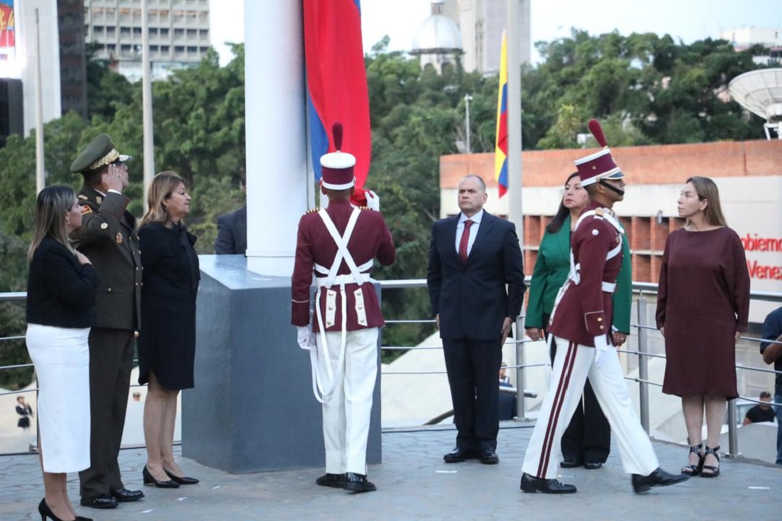 Izada del Pabellón Nacional por el Día de la Bandera