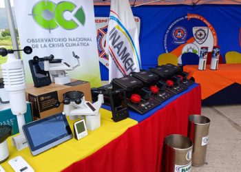 Entrega de equipos pluviométricos en Carabobo