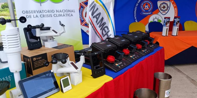 Entrega de equipos pluviométricos en Carabobo