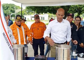 Entrega de equipos hidrometeorológicos