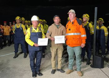 autoridades del Estado boliviano hicieron la entrega de un reconocimiento al Comandante de misión