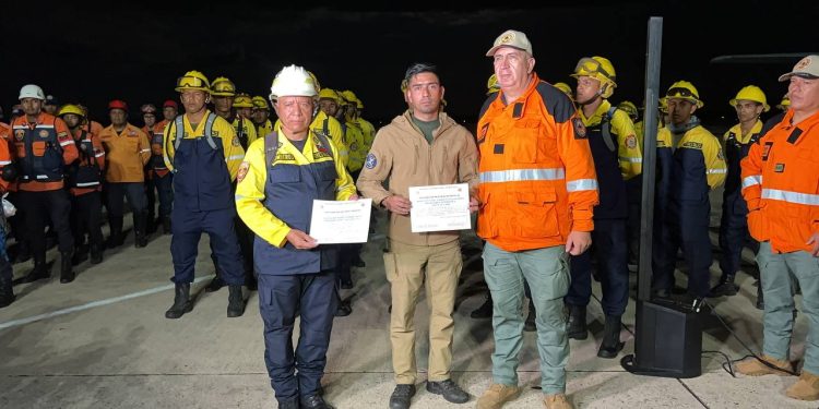 autoridades del Estado boliviano hicieron la entrega de un reconocimiento al Comandante de misión