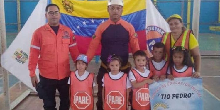 se llevó a cabo la activación de 25 Brigadas de Emergencia Escolares con la juramentación de 156 niños.