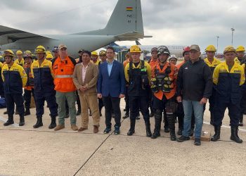Segunda tanda de funcionarios arriban a Bolivia para combatir incendios forestales