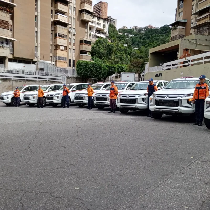 Autoridades del VGRPC Entregan 13 vehículos para la atención de emergencias 