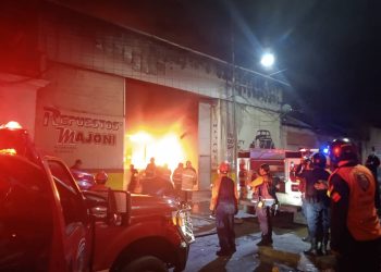 Efectivos del SNGR sofocaron incendio en taller mecánico