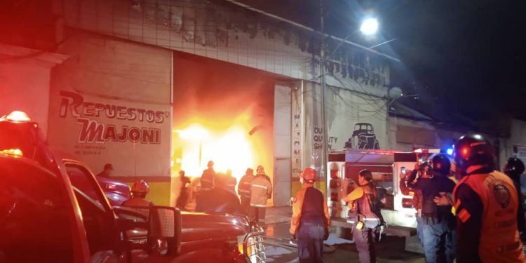 Efectivos del SNGR sofocaron incendio en taller mecánico