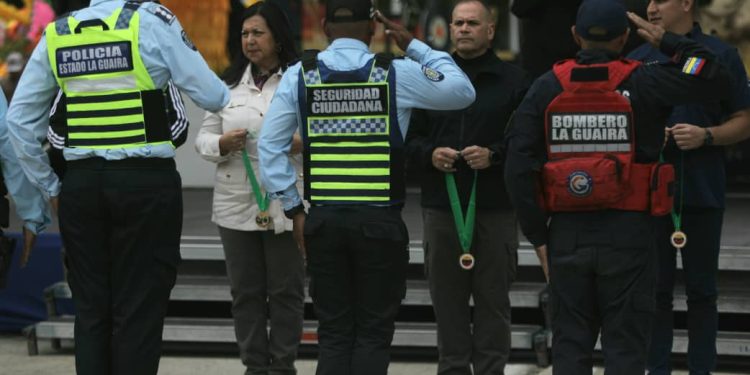 Condecoran a funcionarios de seguridad ciudadana por su destacada labor en operativo Carnavales 2024￼