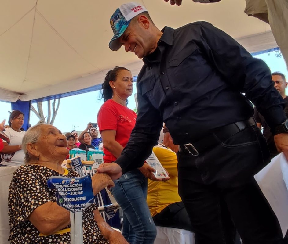Desde Marigüitar, la capital del municipio Bolívar, en el estado Sucre, el padrino de la entidad, AJ. Remigio Ceballos Ichaso, informó que a través del Sistema del 1×10 del Buen Gobierno, se ha avanzado en un 95% sobre los temas relacionados con la salud y los servicios públicos, a fin de dar soluciones inmediatas a la comunidad sucrense.
