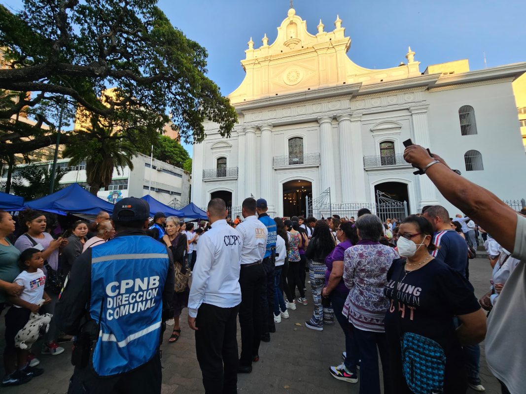 Desde las inmediaciones de la Iglesia Nuestra Señora de La Candelaria, el viceministro del Sistema Integrado de Investigación Penal, C/G Humberto Ramírez, supervisó el dispositivo de prevención y protección de los feligreses llevado a cabo durante la procesión del Nazareno en la parroquia, como parte de las actividades con motivo de celebrarse la Semana Santa 2024.