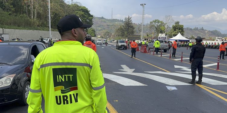 Órganos policiales y de gestión de riesgo garantizan retorno seguro de temporadistas en Semana Santa