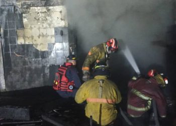 Sistema Nacional de Gestión de Riesgo sofoca incendio en almacenes abandonados en La Guaira