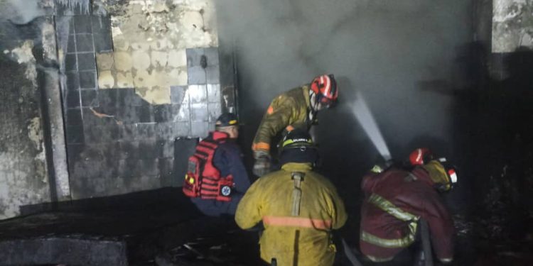 Sistema Nacional de Gestión de Riesgo sofoca incendio en almacenes abandonados en La Guaira
