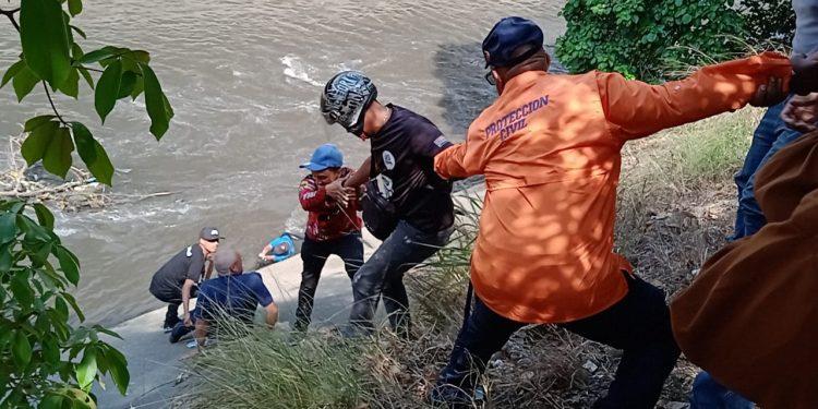 Funcionarios de PC y PBN rescatan a hombre que cayó al río Guaire en Bello Monte