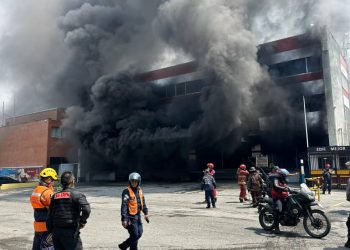 Funcionarios del SNGR combatieron incendio en sótano de empresa de cauchos