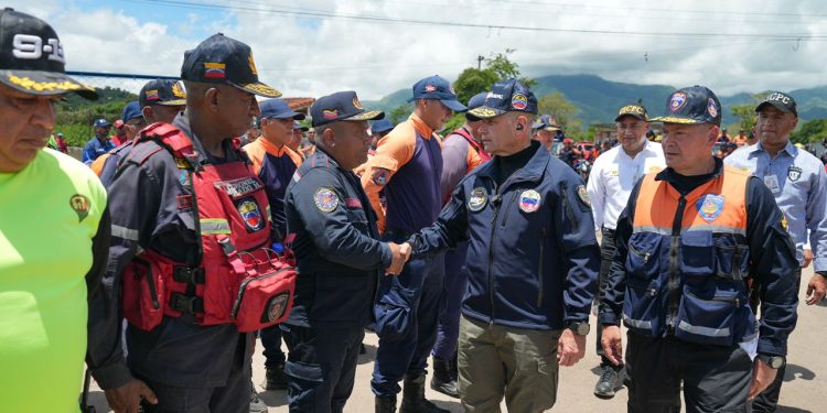 Gobierno Bolivariano entrega insumos a 11 cuerpos de bomberos del estado Sucre