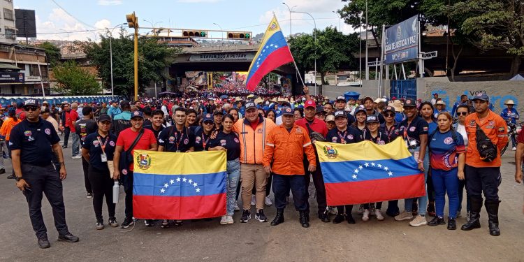 El equipo naranja celebrando el Día del Trabajador