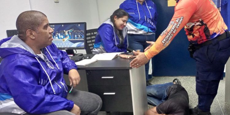 SNGR capacita a empleados de SABATES Carúpano en preparación para emergencias en parroquia Santa Rosa