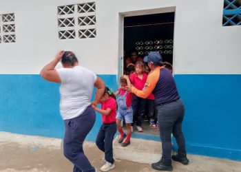 Funcionarios del SNGR realizan exitoso Simulacro de Evacuación por Sismo en Centro Educativo de Sucre, fortaleciendo la seguridad estudiantil