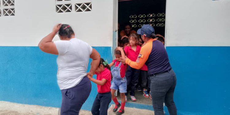 Funcionarios del SNGR realizan exitoso Simulacro de Evacuación por Sismo en Centro Educativo de Sucre, fortaleciendo la seguridad estudiantil