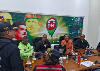 Almirante Oti Paituvi supervisa acciones preventivas para jornada electoral en sala situacional de VEN 9-1-1